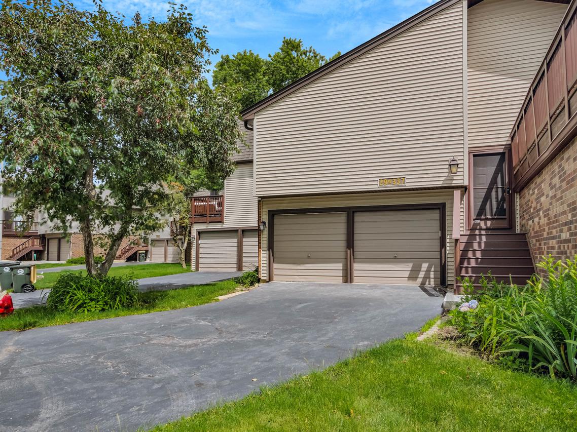 29W337 White Oak Dr., Warrenville, IL 60555