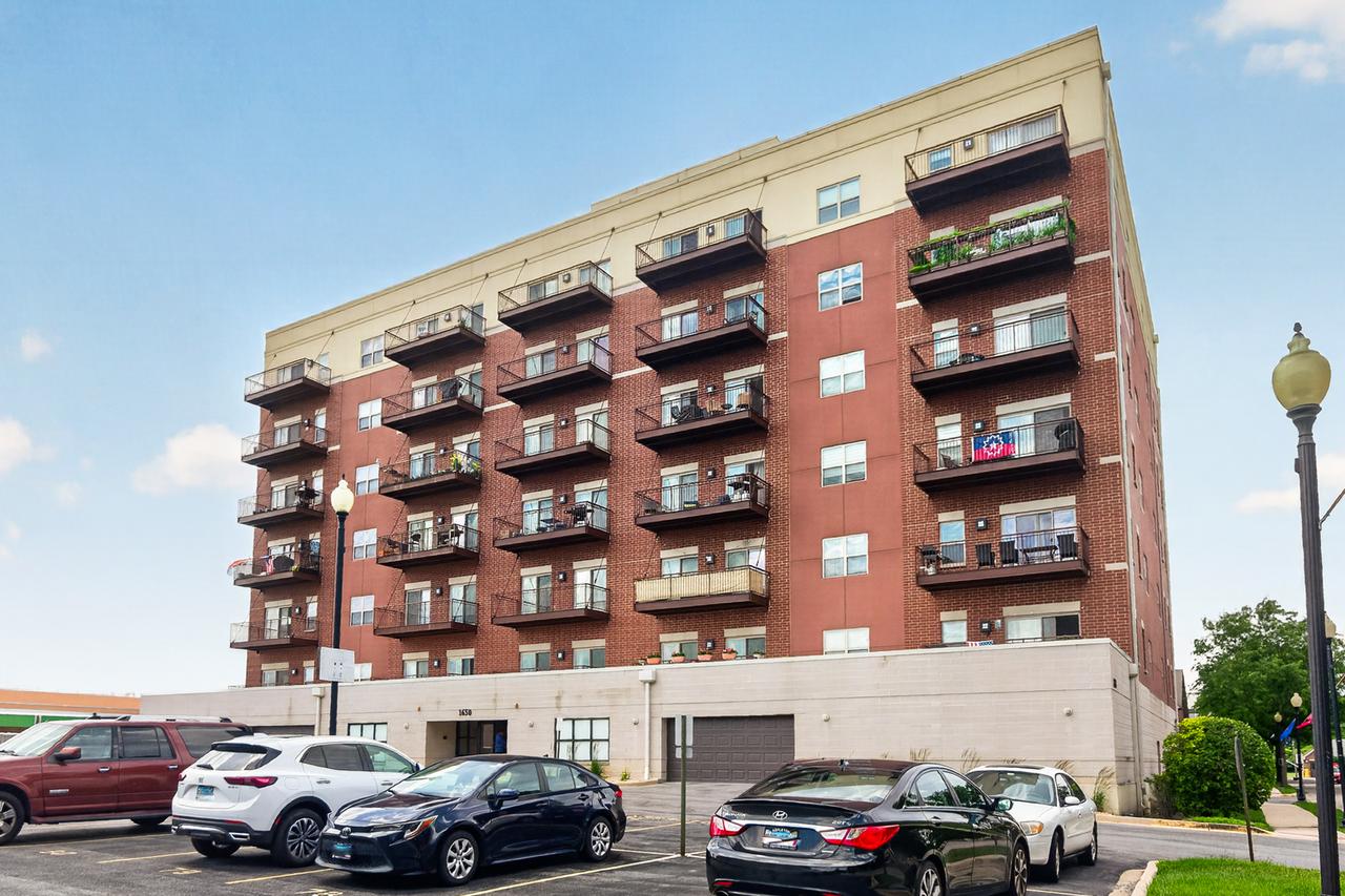 1650 Riverwoods Dr. #709, Melrose Park, IL 60160