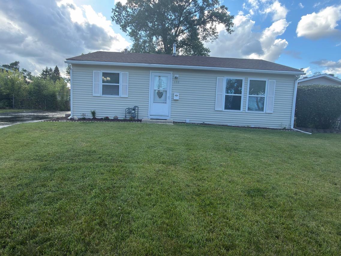 100 Siesta Rd., Carpentersville, IL 60110