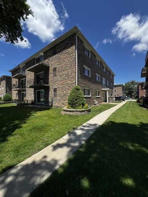 5846 W 77th St. #303, Burbank, IL 60459