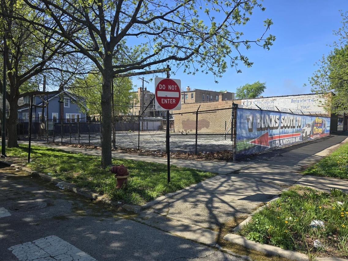 6936 N Western Ave., Chicago, IL 60645
