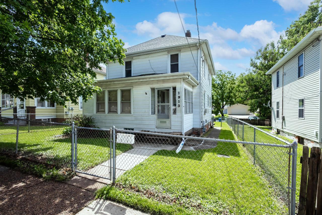 1913 10th St., Moline, IL 61265