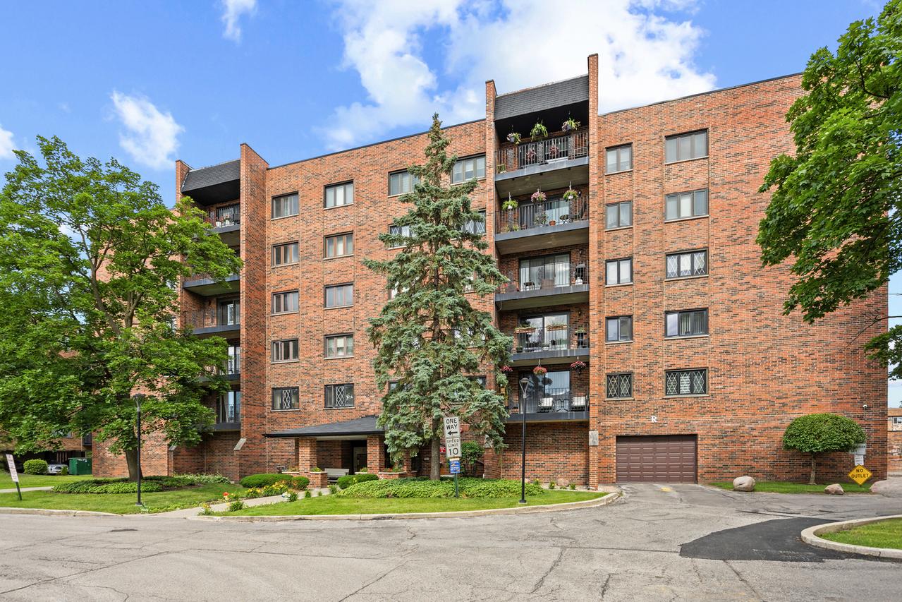 9346 Landings Ln. #401, Des Plaines, IL 60016