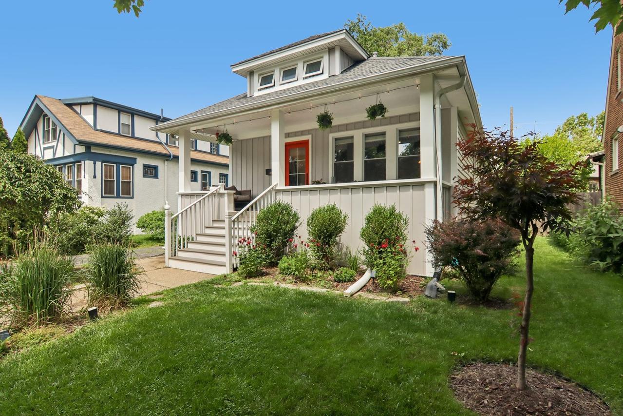 404 Shenstone Rd., Riverside, IL 60546