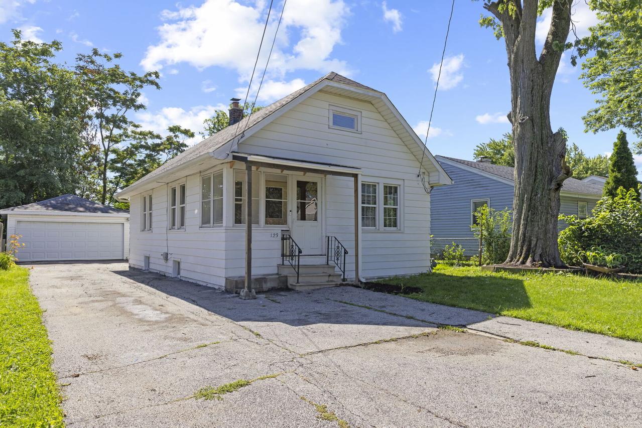 123 N Calhoun St., Aurora, IL 60505