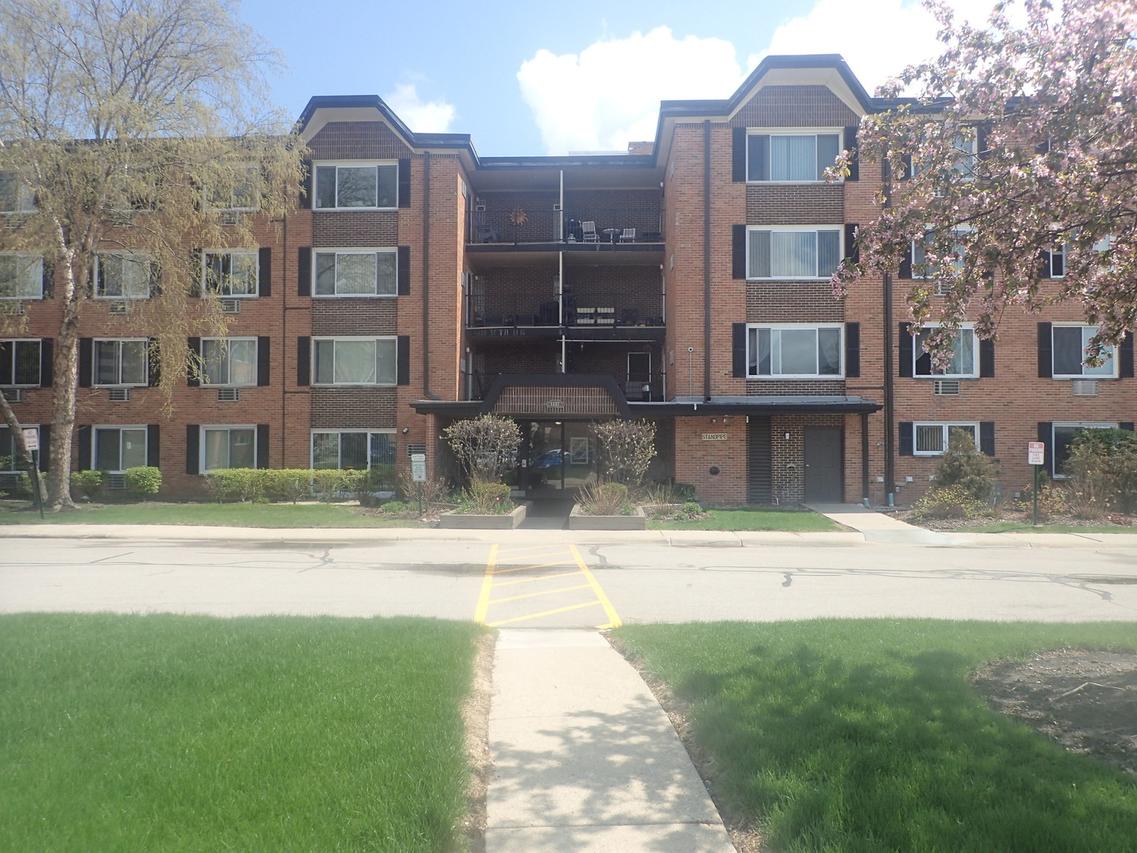 1127 S Old Wilke Rd. #101, Arlington Heights, IL 60005
