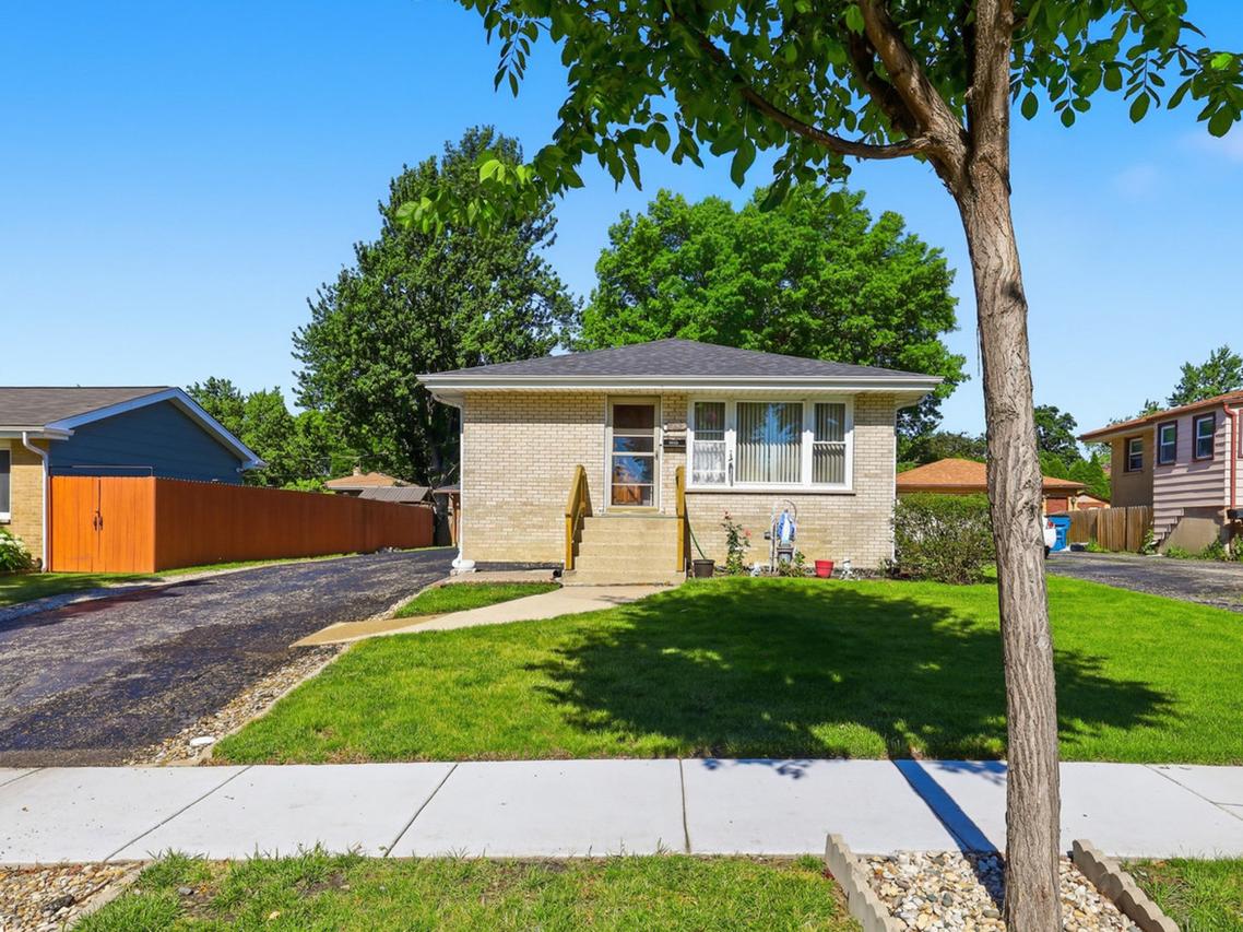244 S Circle Dr., Addison, IL 60101