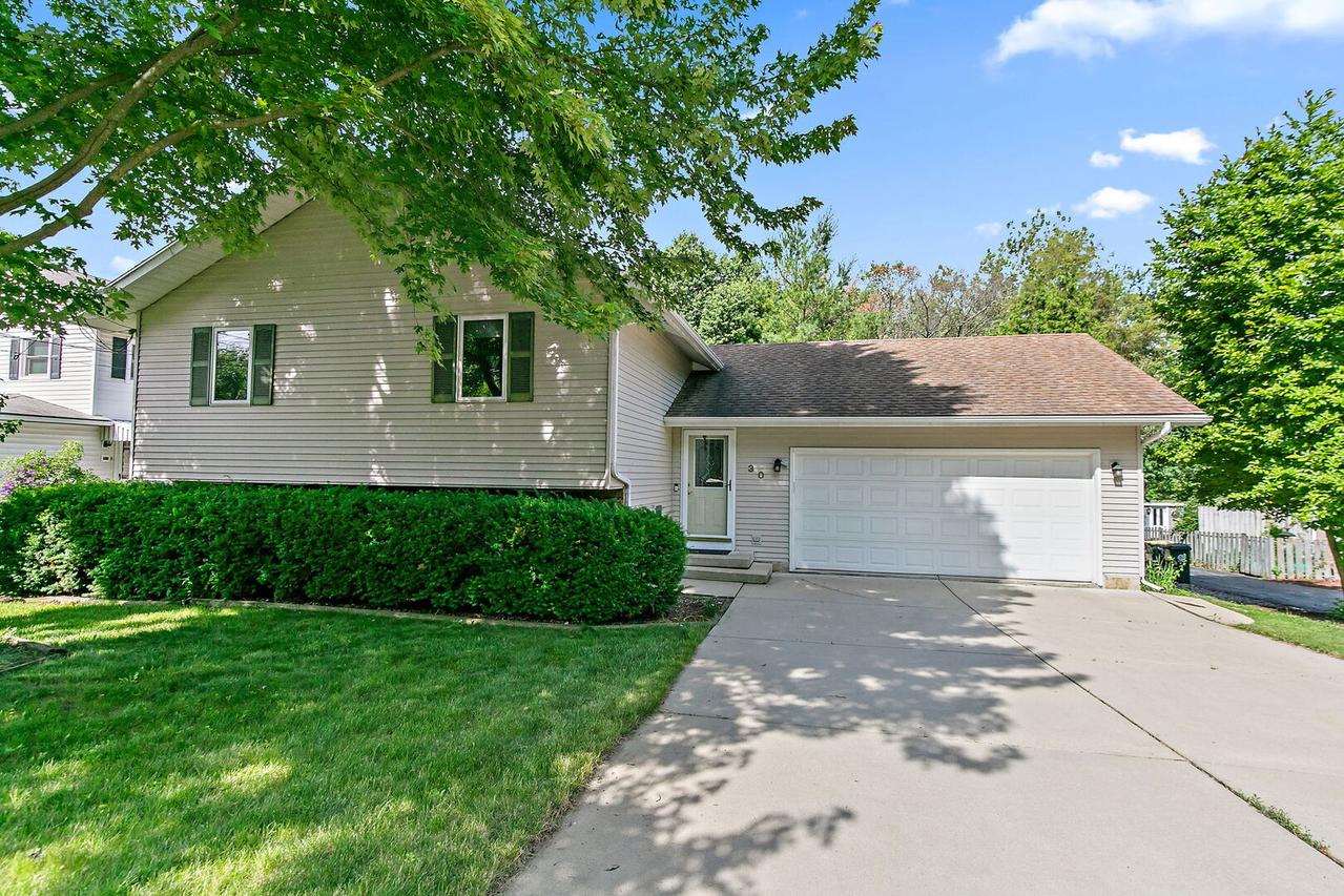 30 S Grant St., North Aurora, IL 60542