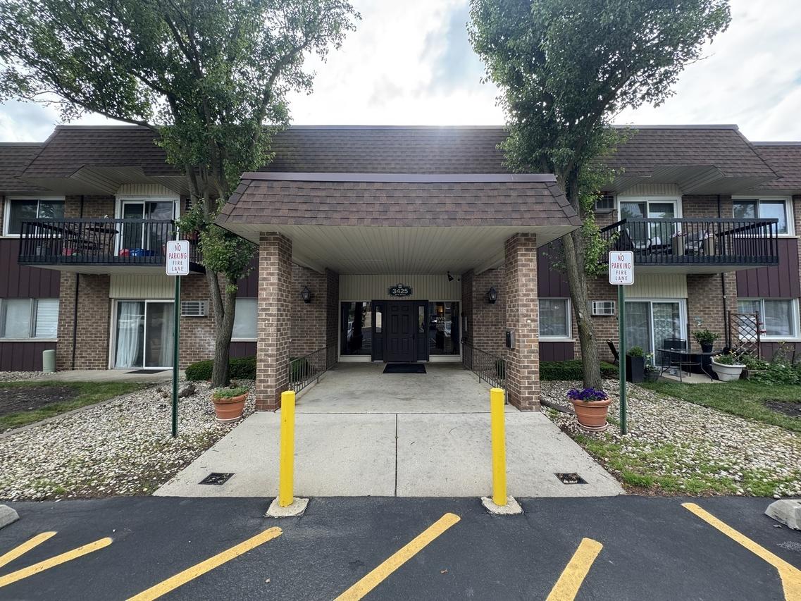 3425 83rd St. #D13, Woodridge, IL 60517