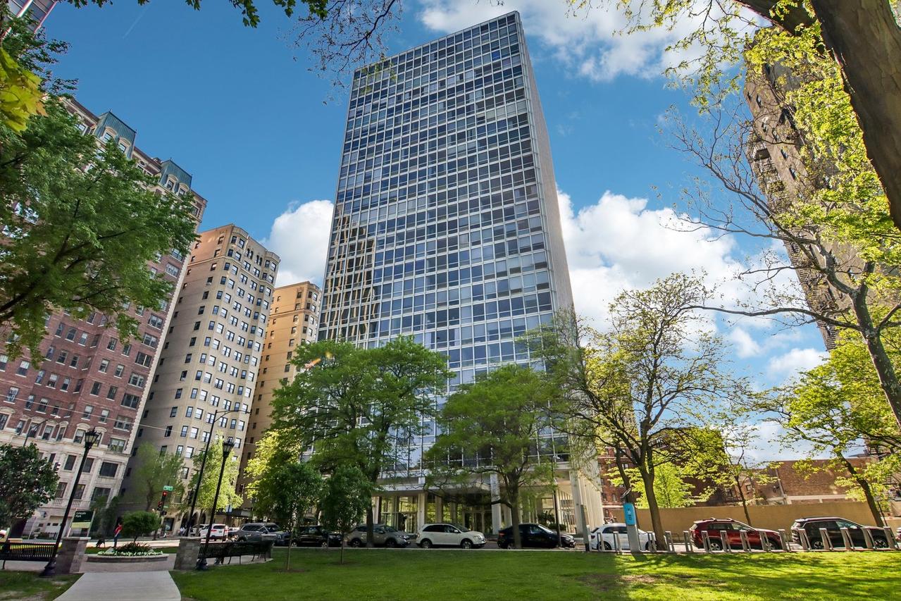 2400 N Lakeview Ave. #1704, Chicago, IL 60614