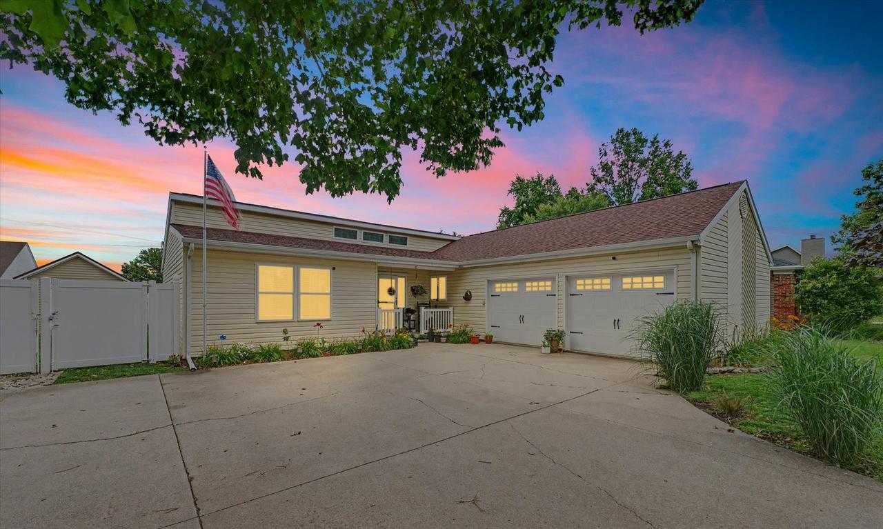 105 Surrey Ln., Arthur, IL 61911