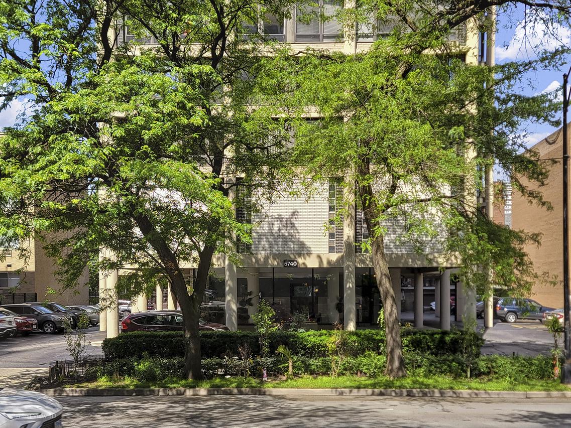 5740 N Sheridan Rd. #15E, Chicago, IL 60660
