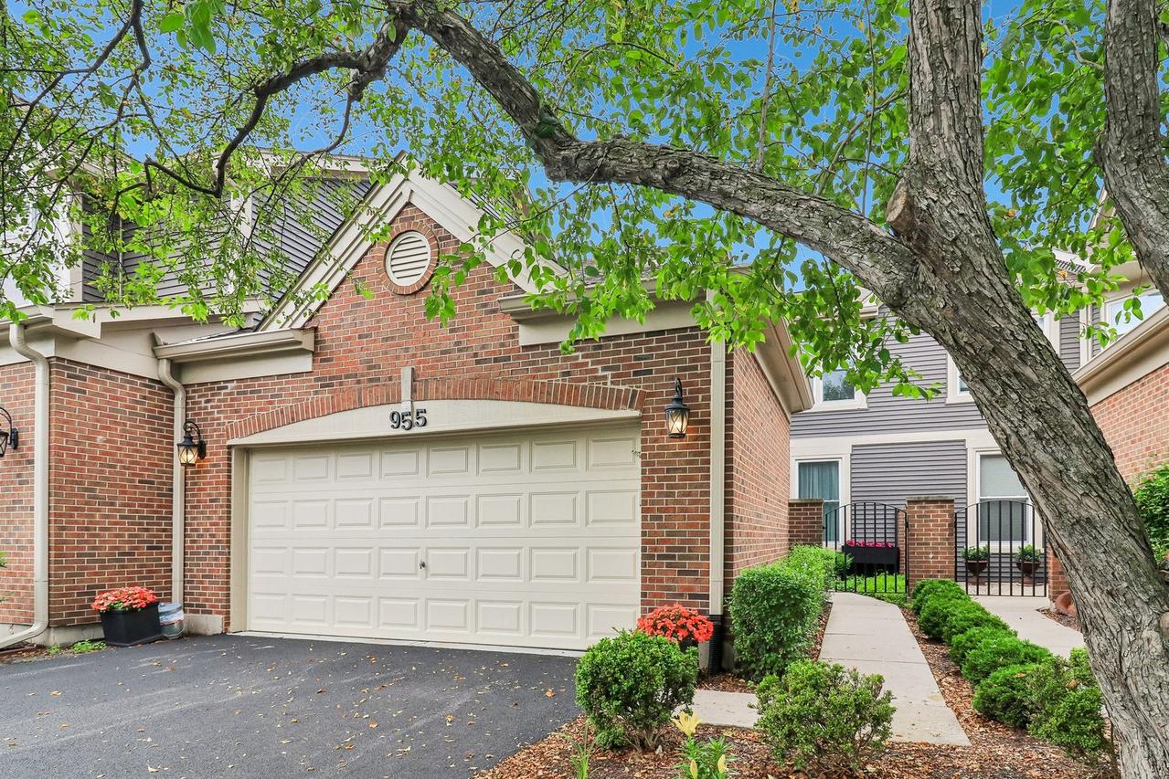 955 Heathrow Ln., Naperville, IL 60540