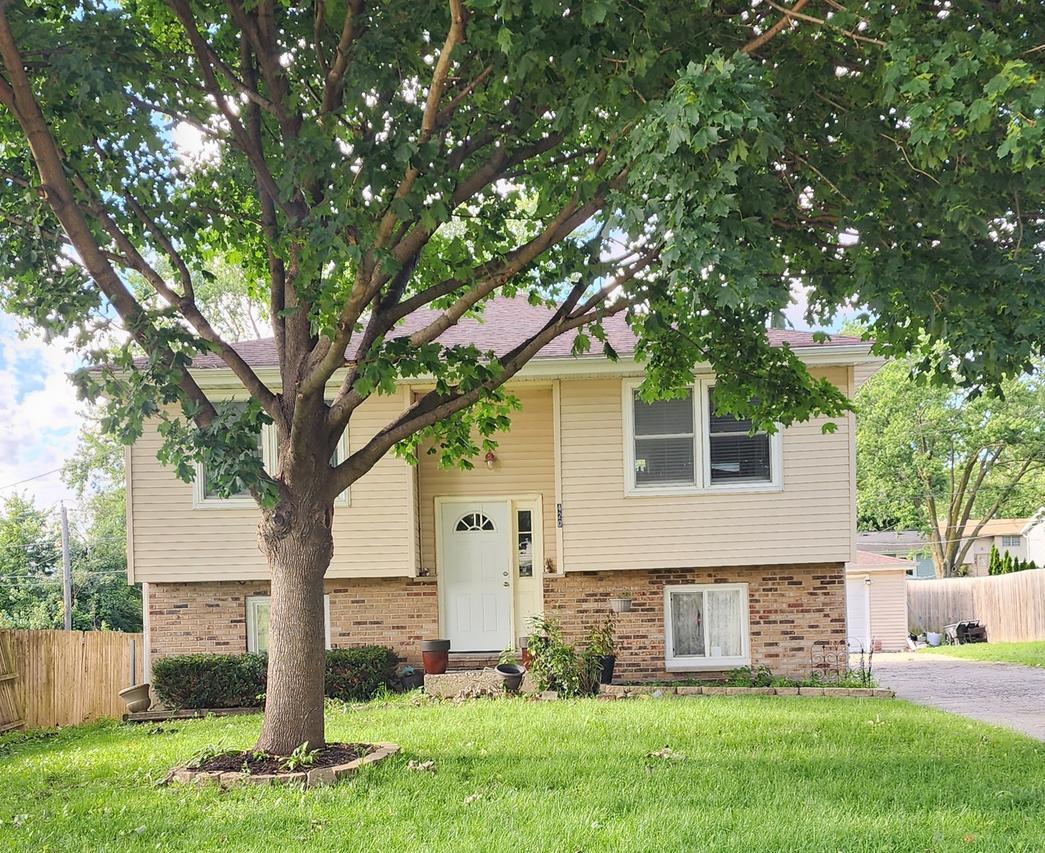 420 Robinhood Dr., Aurora, IL 60505