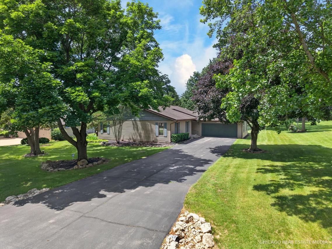 10062 Jesters Row, Roscoe, IL 61073