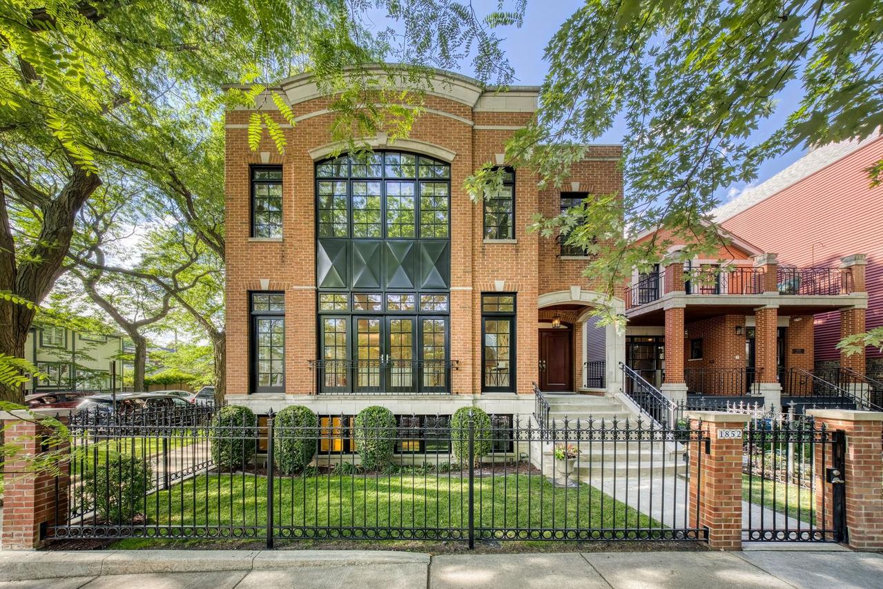 1852 W Wellington Ave., Chicago, IL 60657