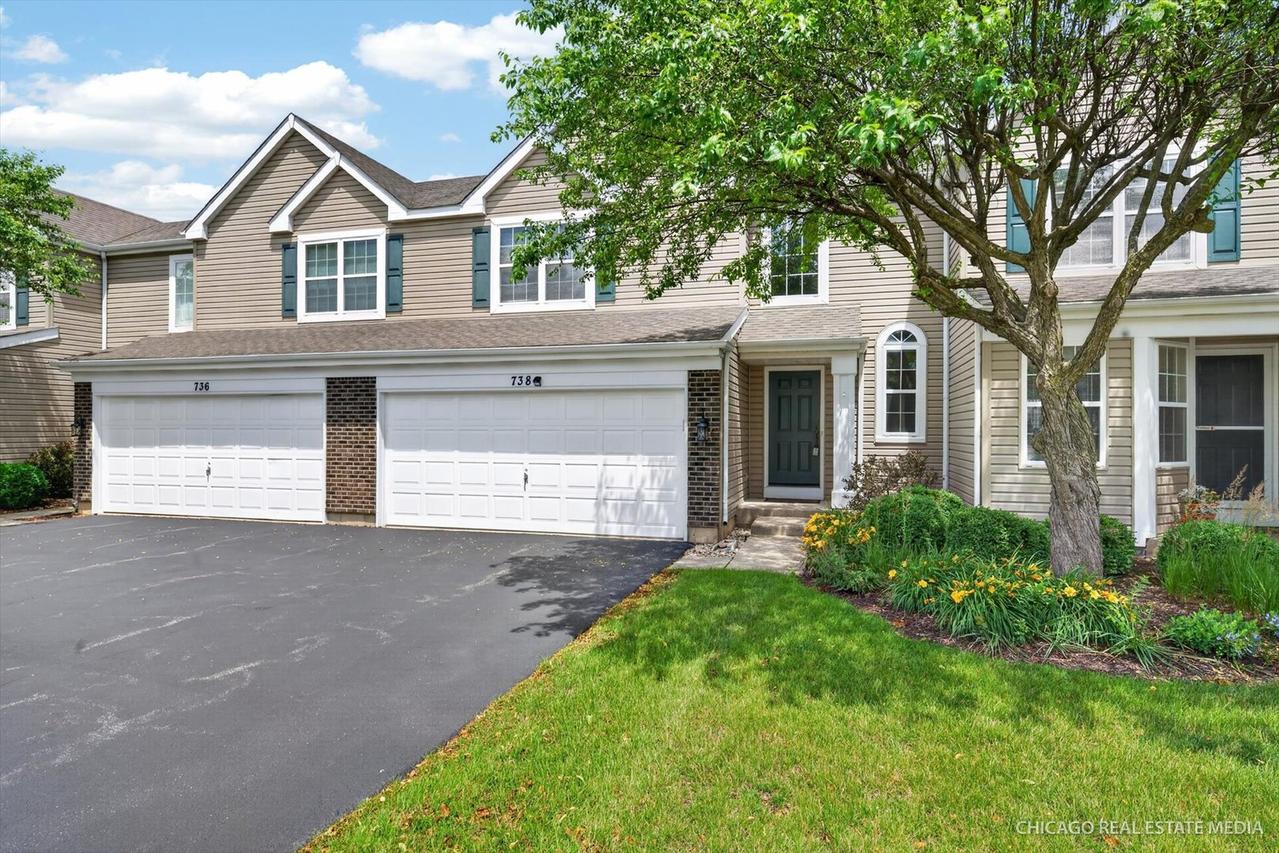 738 Silk Oak Ln., Crystal Lake, IL 60014