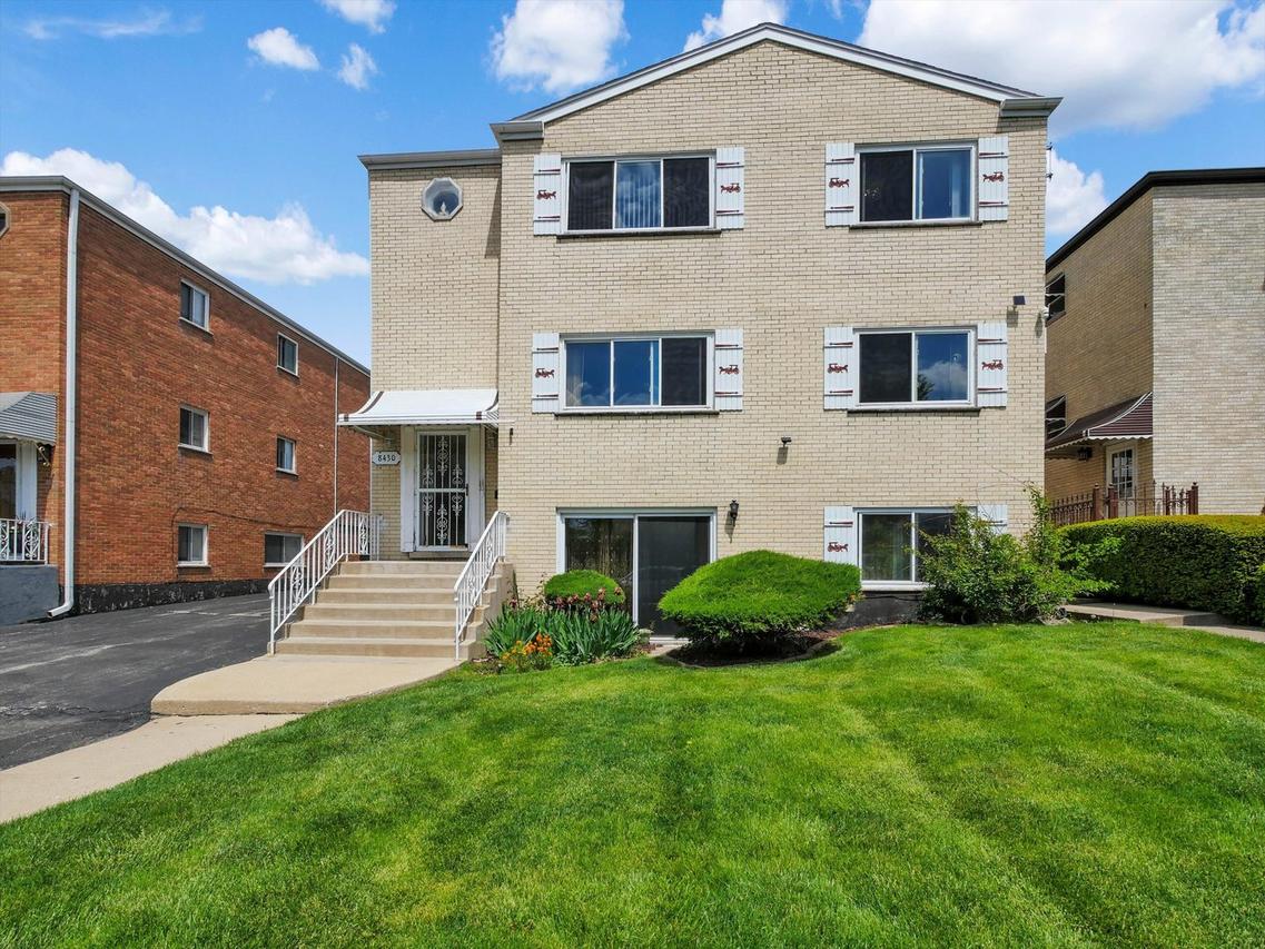 8430 W Oak Ave., Niles, IL 60714