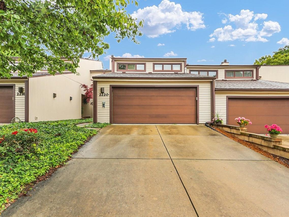 2220 Briar Hill Dr., Champaign, IL 61822