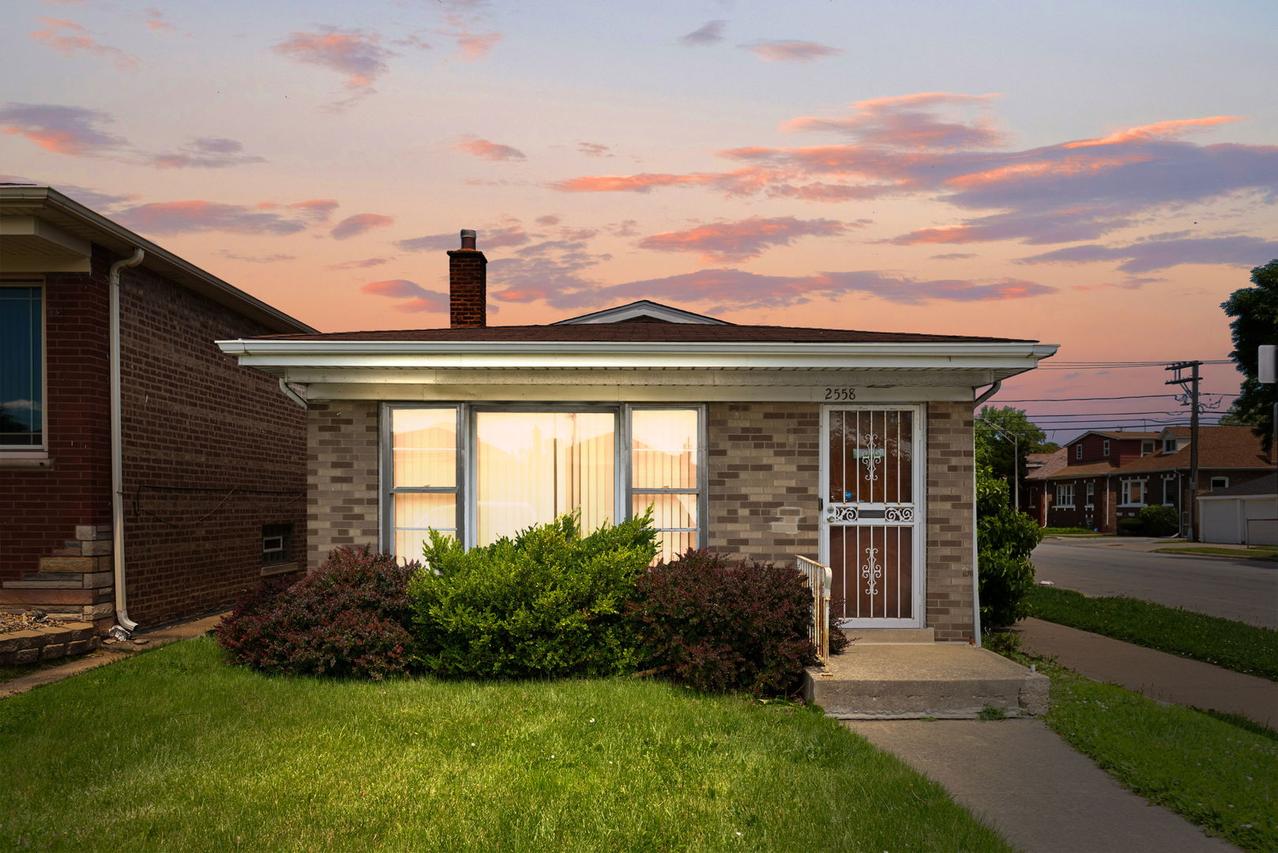 2558 E 93rd St., Chicago, IL 60617