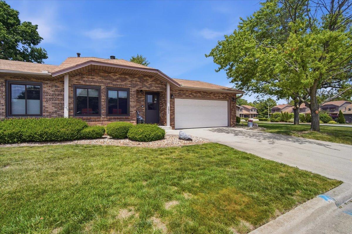151 Manor Cir., Bloomington, IL 61701