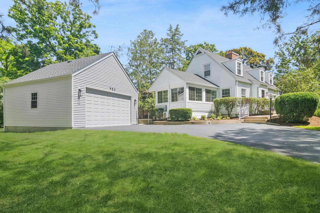 983 Harvard Ct., Highland Park, IL 60035