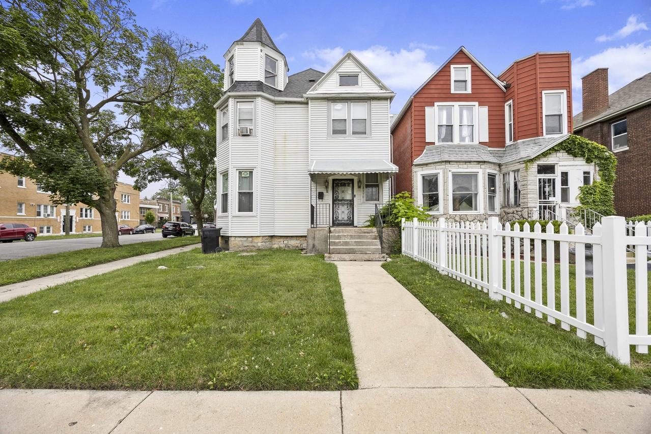 8956 S Dauphin Ave., Chicago, IL 60619