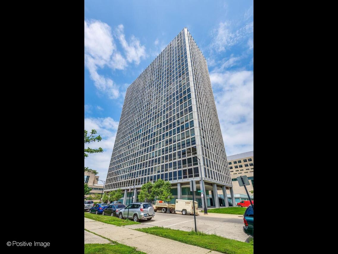 330 W Diversey Pkwy. #401, Chicago, IL 60657