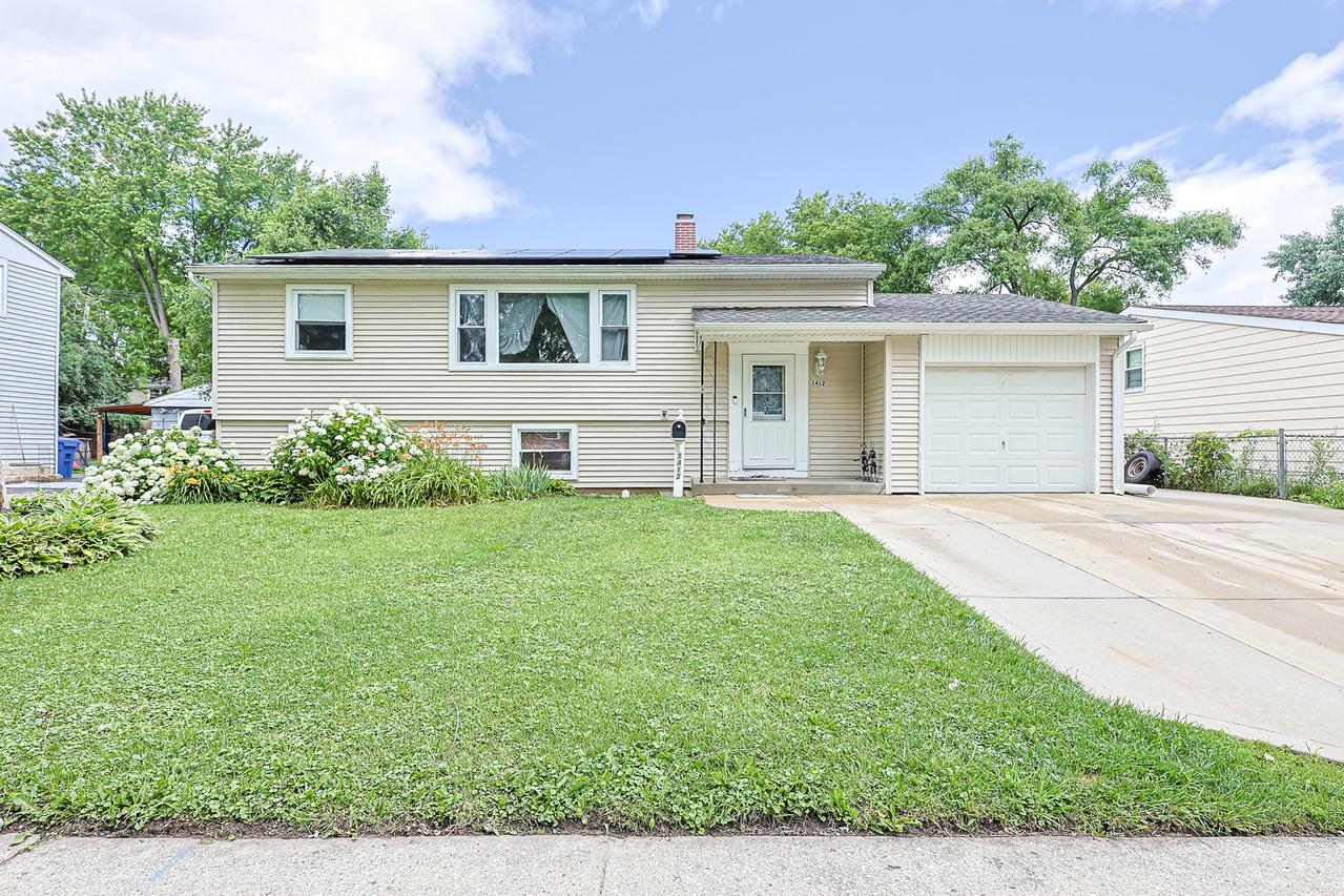 1412 Windsor Cir., Carpentersville, IL 60110