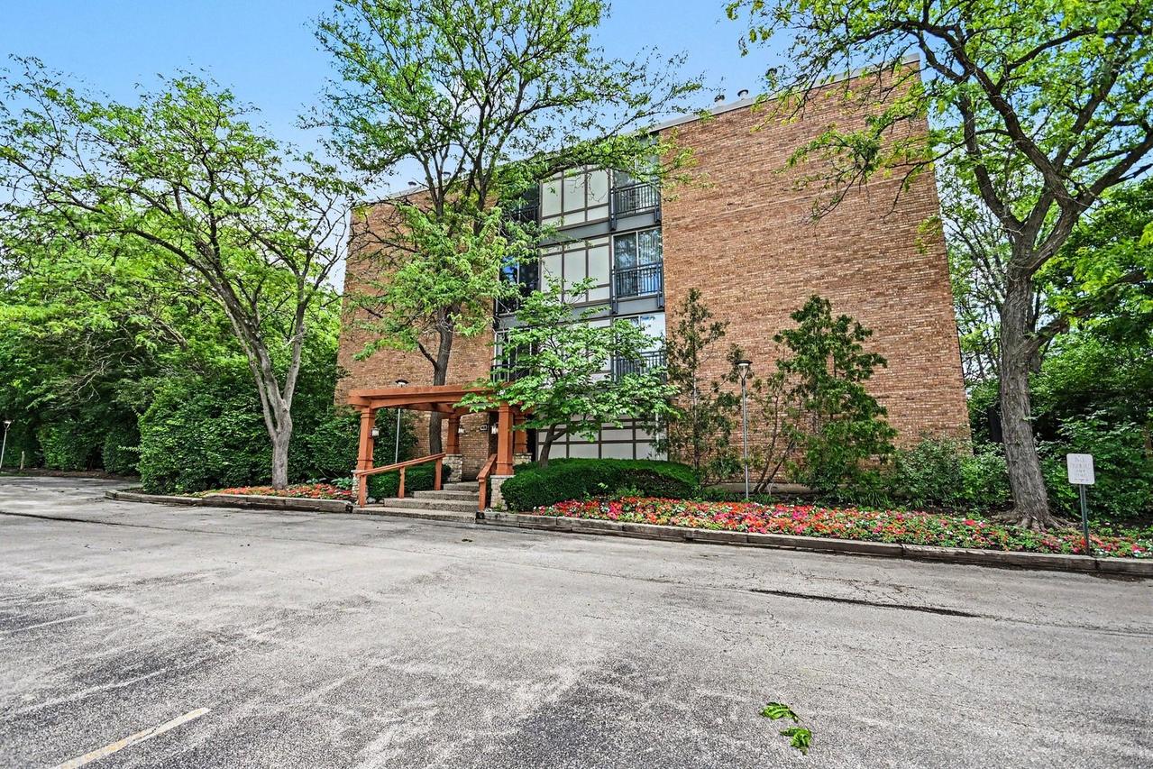 1833 Four Lakes Ave. #2D, Lisle, IL 60532