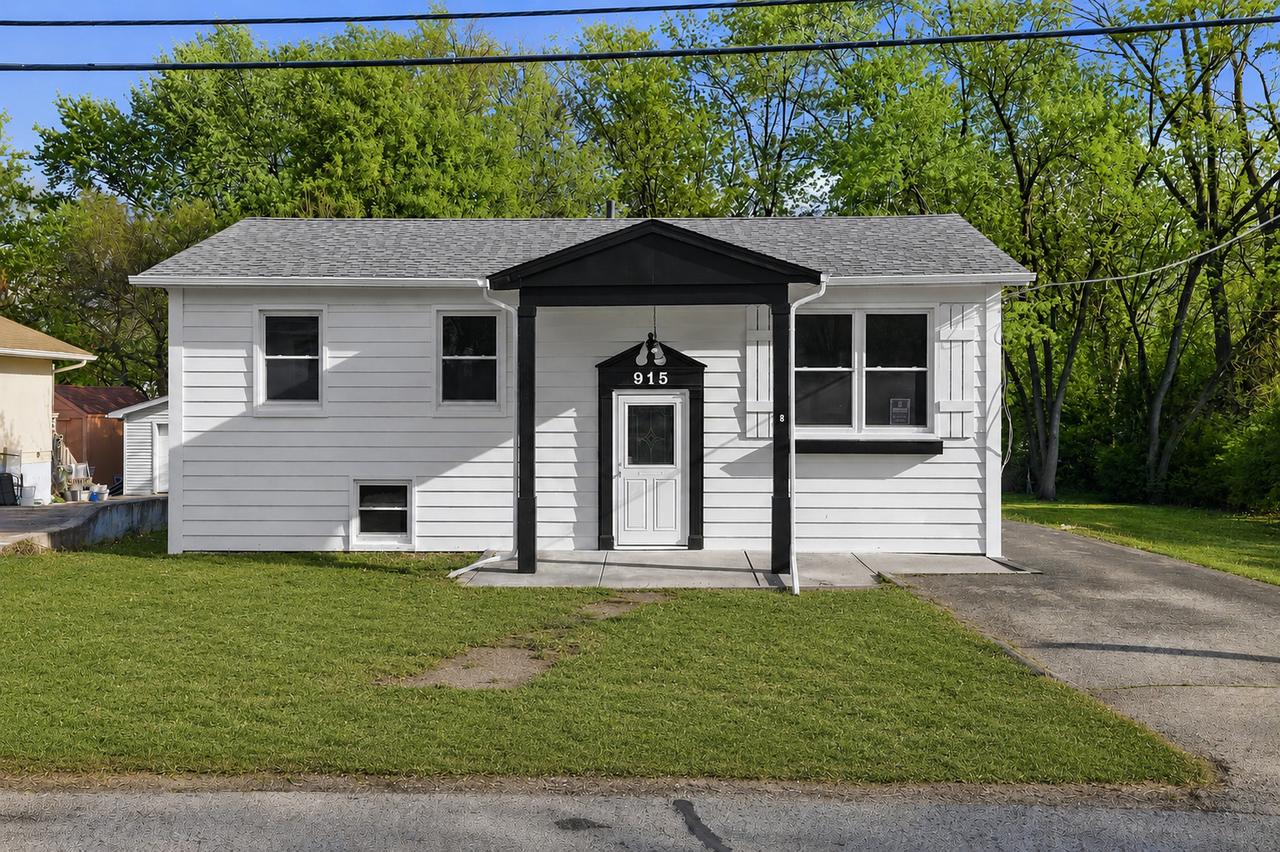 915 Mayfield Dr., Round Lake Beach, IL 60073