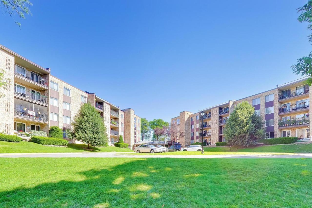502 W Huntington Commons Rd. #340, Mount Prospect, IL 60056