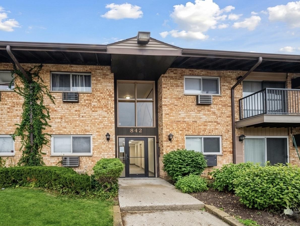842 E Old Willow Rd. #106, Prospect Heights, IL 60070