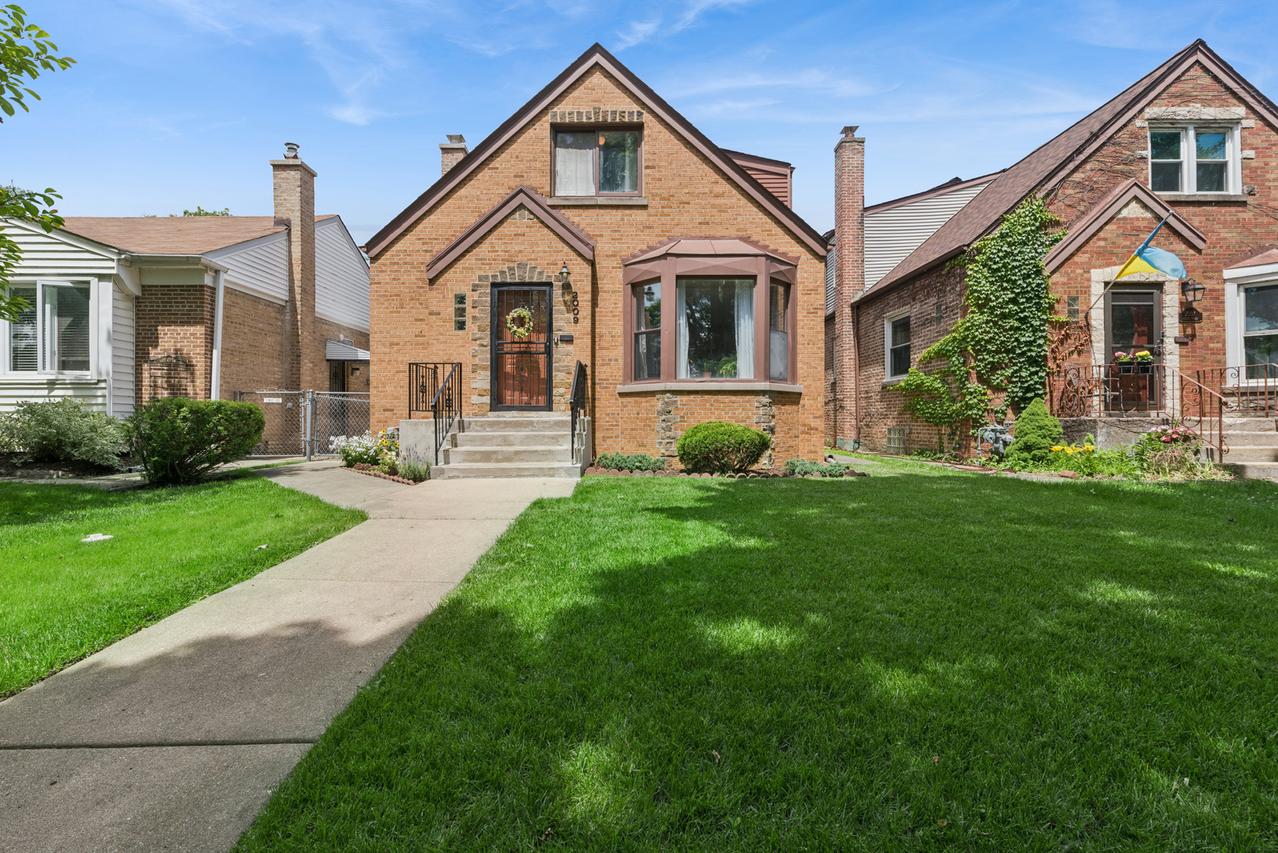 2009 Keeney St., Evanston, IL 60202