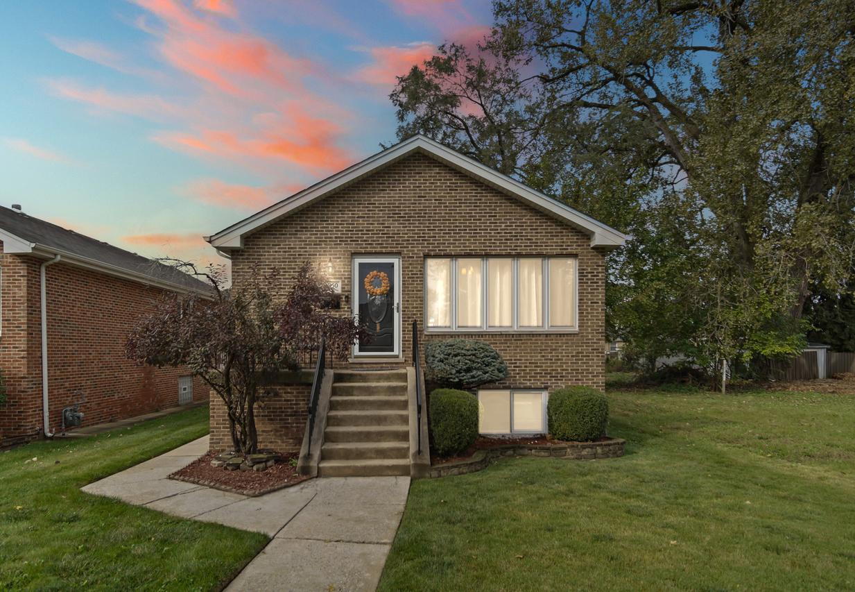 8850 S Mozart Ave., Evergreen Park, IL 60805