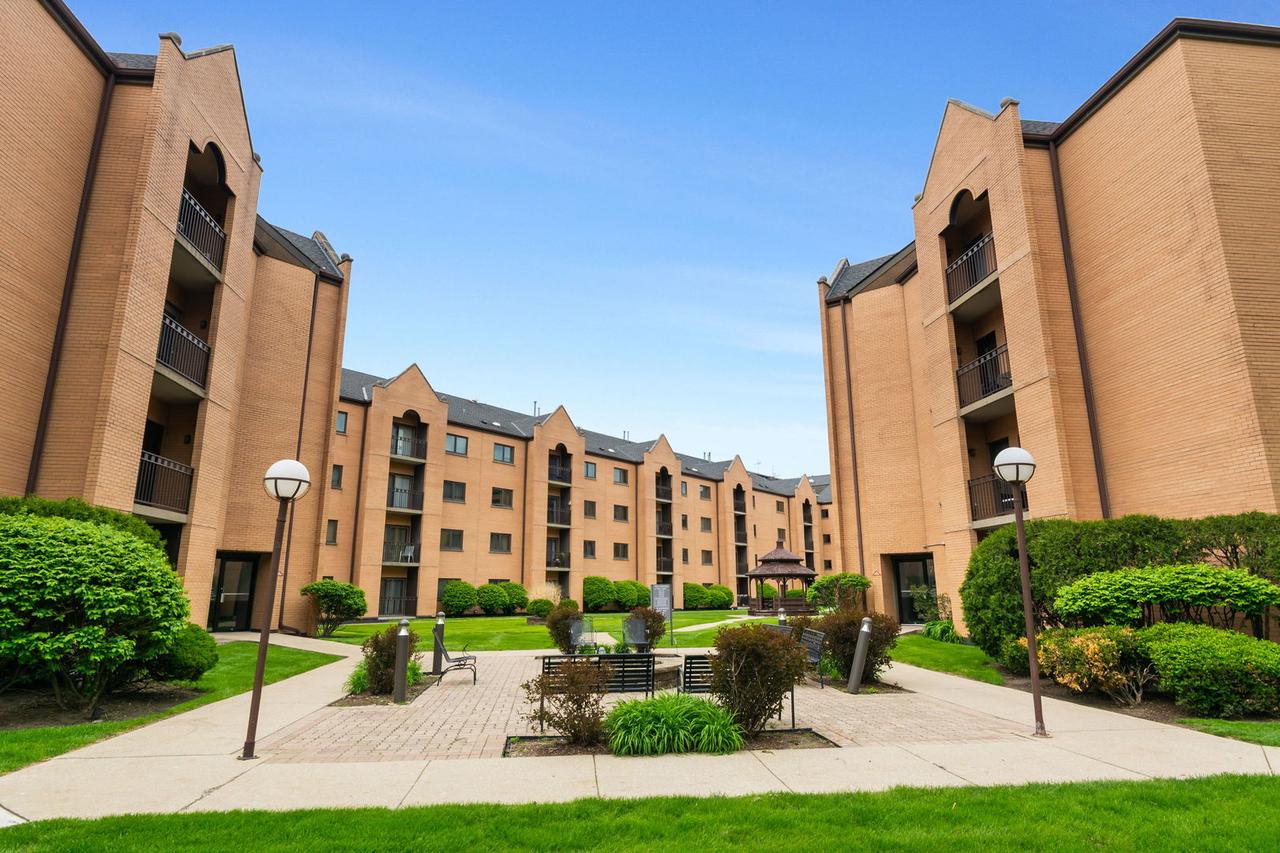 7410 W Lawrence Ave. #218, Harwood Heights, IL 60706