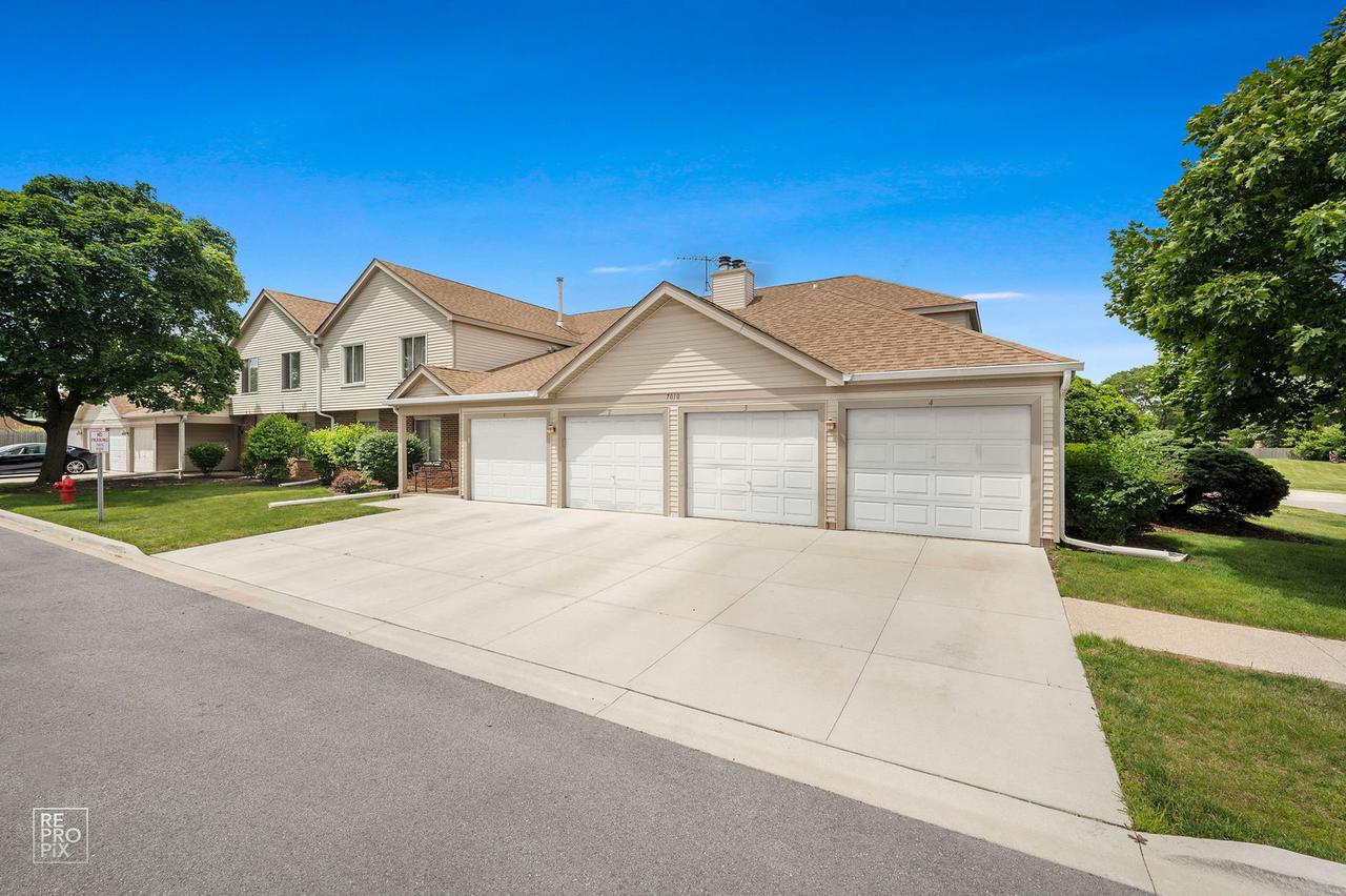 7010 Park Lane Ct. #102, Woodridge, IL 60517