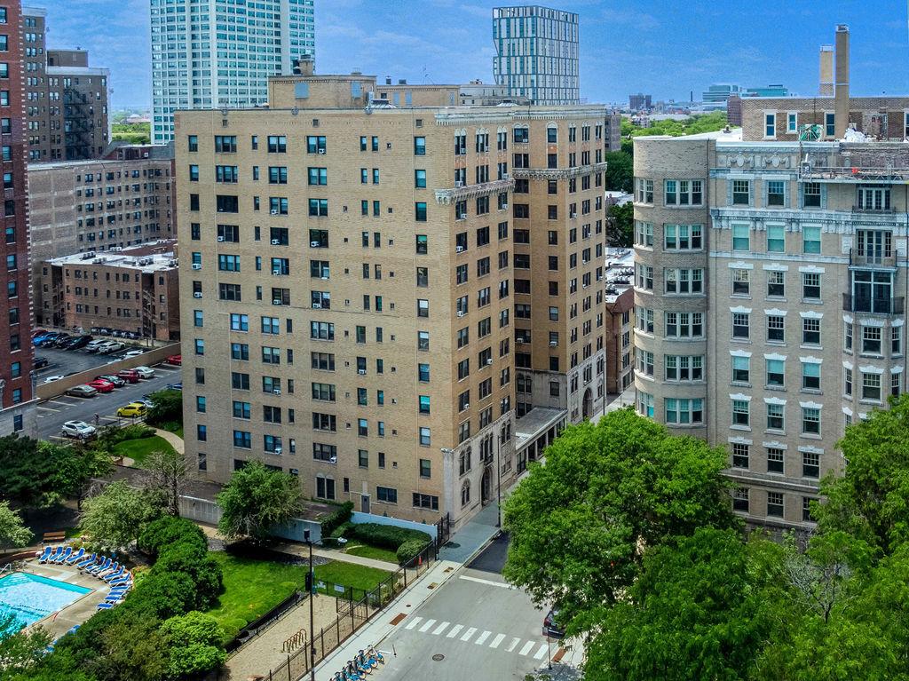 1755 E 55th St. #901, Chicago, IL 60615