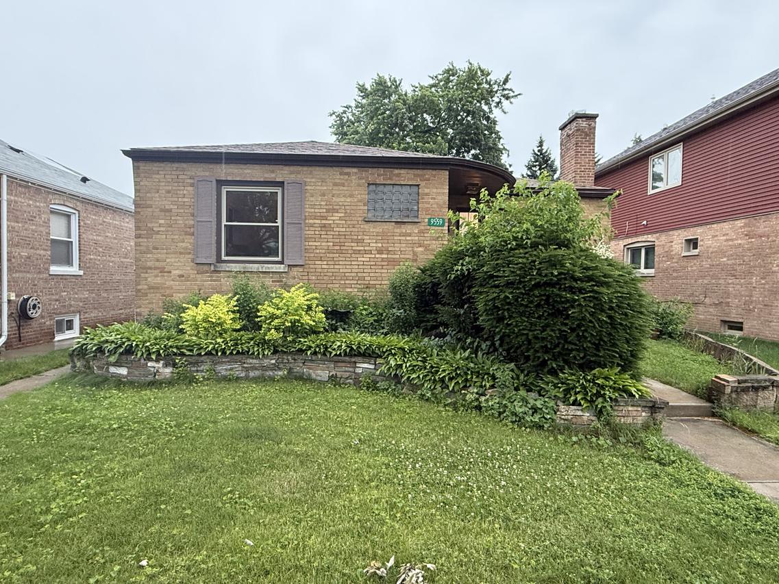 9559 S Mozart Ave., Evergreen Park, IL 60805