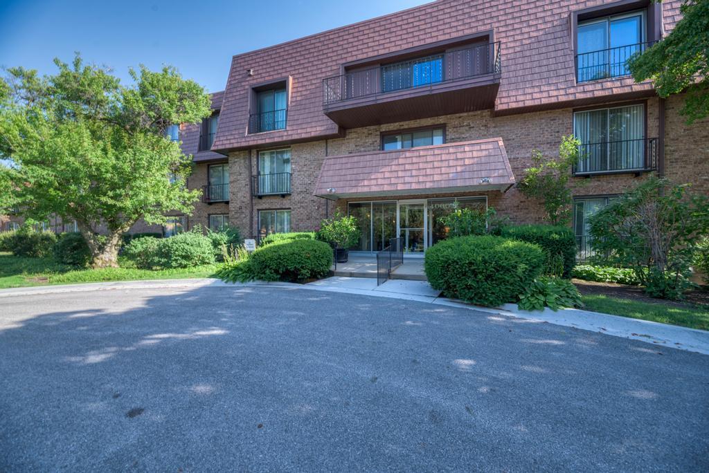 4000 Dundee Rd. #107, Northbrook, IL 60062