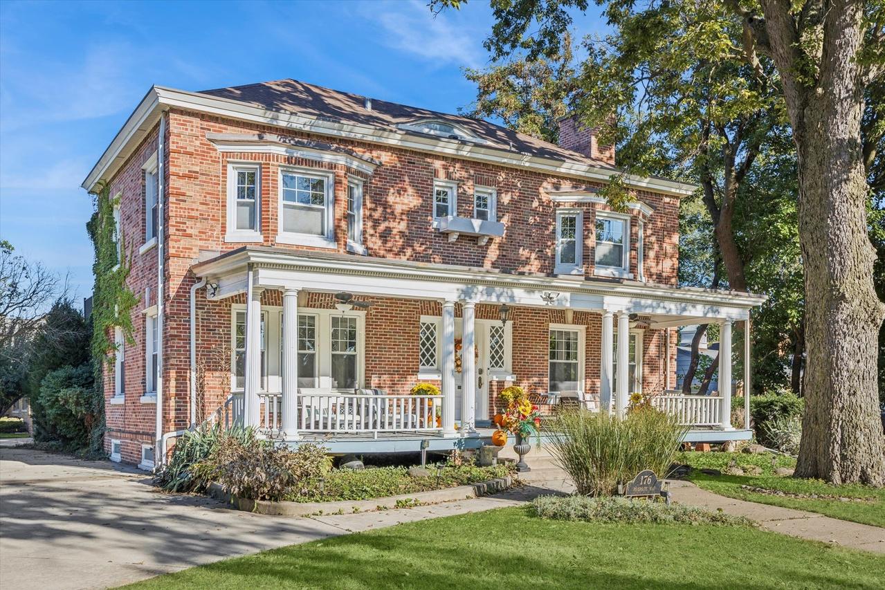 176 Riverside Rd., Riverside, IL 60546