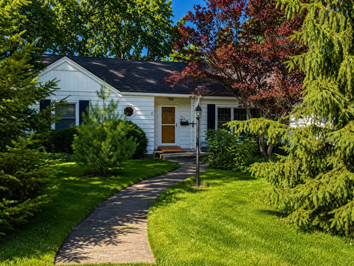 809 Woodlawn Dr., Dekalb, IL 60115