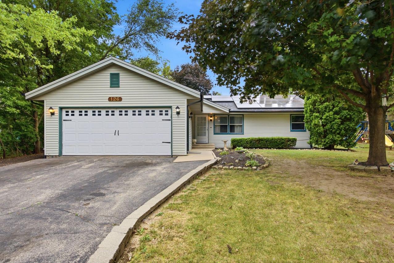 126 NE Queensbury Pl., Poplar Grove, IL 61065