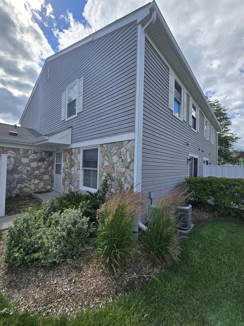 1067 Glouchester Harbor, Schaumburg, IL 60193