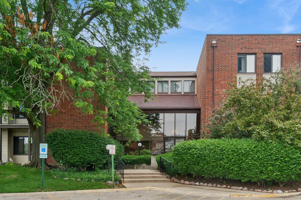 3070 Pheasant Creek Dr. #106, Northbrook, IL 60062
