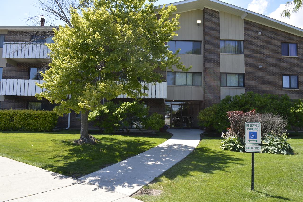 1000 Bayside Dr. #207, Palatine, IL 60074