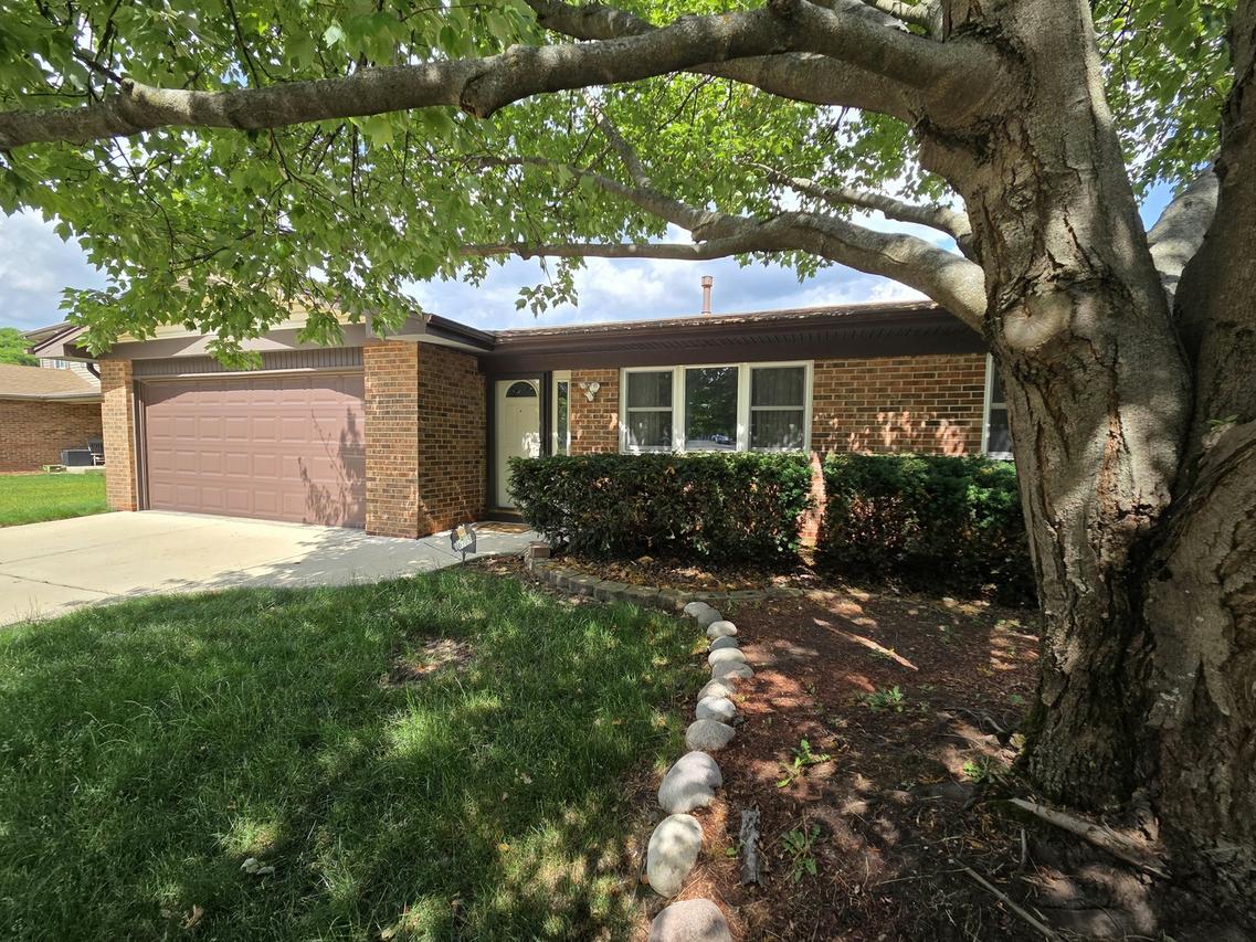 6705 Foxtree Ave., Woodridge, IL 60517