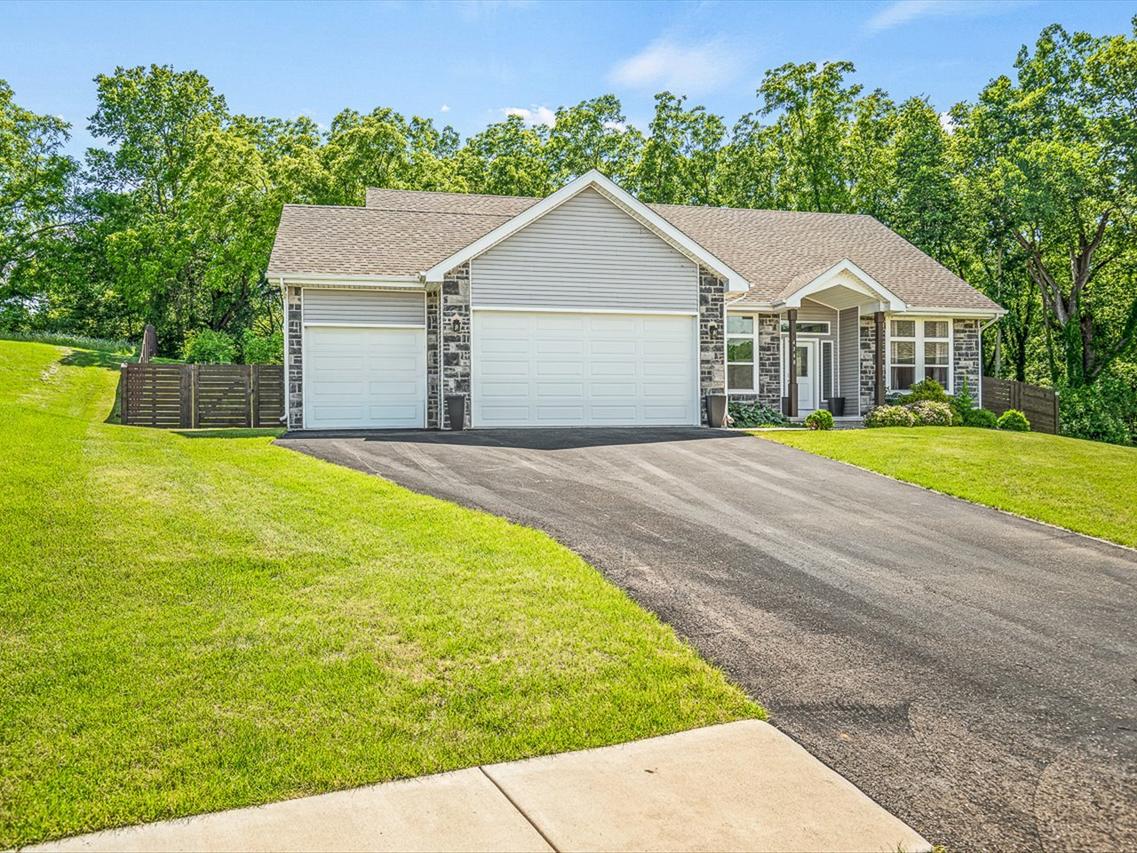 4348 Woodcliff Ln., Roscoe, IL 61073