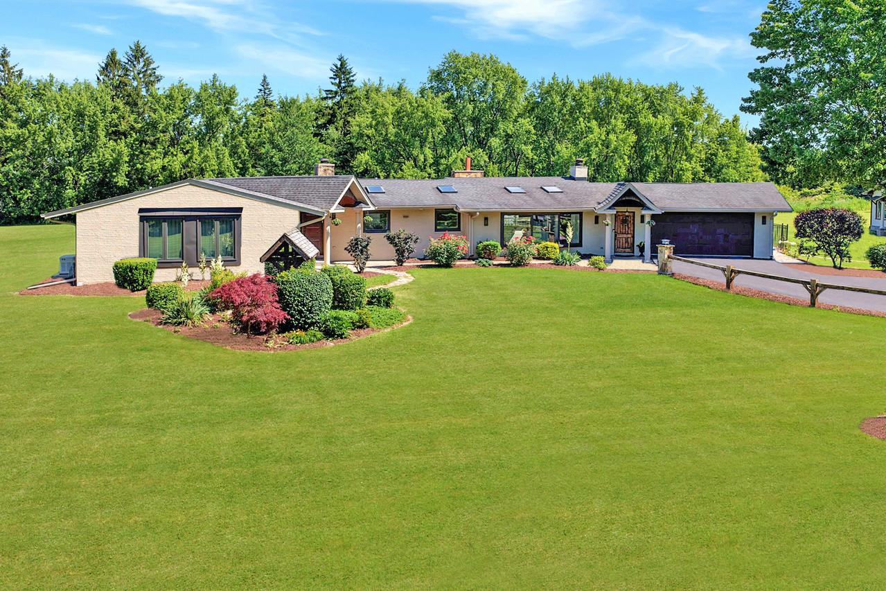 147 Old Dundee Rd., Barrington Hills, IL 60010
