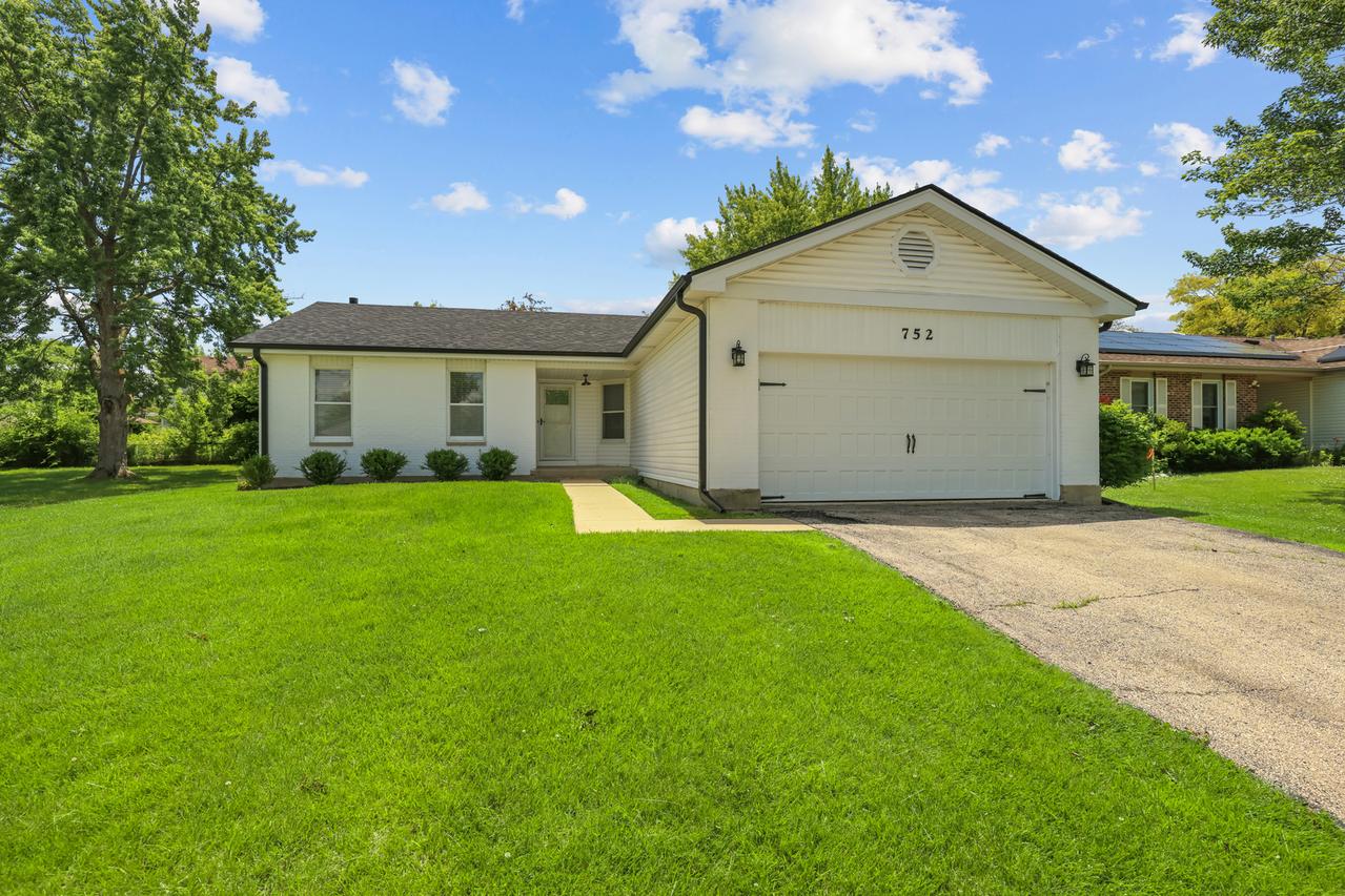 752 N Brookdale Dr., Schaumburg, IL 60194